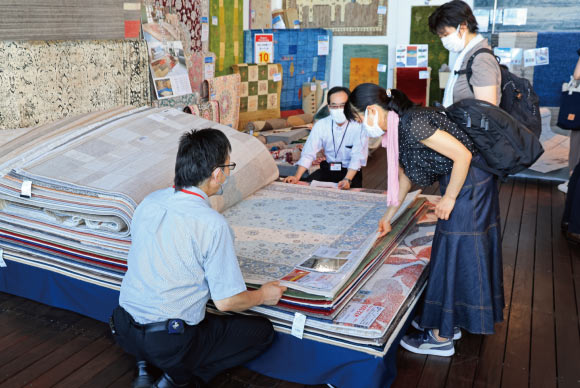 横浜グランドインテリアフェア：お部屋のアクセントにカーペットを。