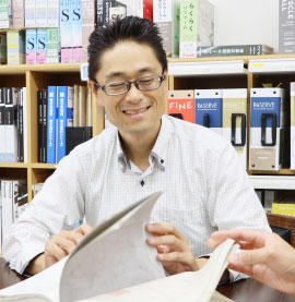 開店接客、電話問合せ、メーカー対応、プライス作成、POP付けなど