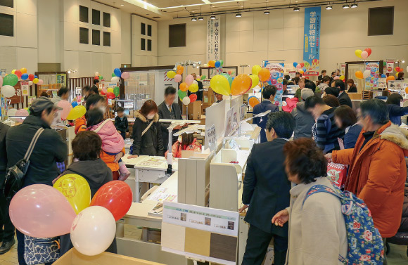 新春　学習デスク　ザ・バーゲン会場風景