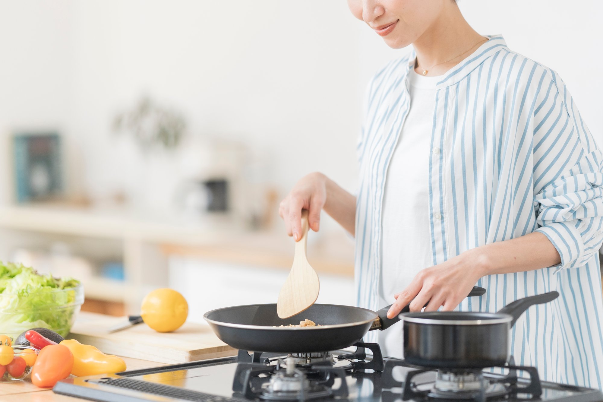 キッチンを調理する40代女性